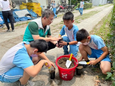  講師們帶領大家進行育苗手作DIY活動，讓同學們親手將育苗籃中的幼苗種植到3寸盆中 (彰化田中苗圃、三潭國小)